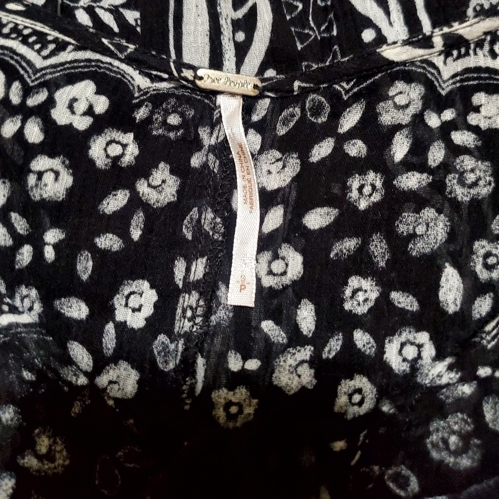 Free People Black White ‘Yo Yo Geo’ Long Sleeve Boho Peasant Blouse Size Small - Picture 6 of 7